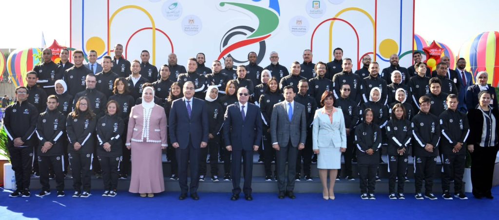 الرئيس السيسي يكلف 5 صناديق بالتبرع بمليار جنيه لصالح صندوق ذوي الهمم الرئيس السيسي يتوسط المشاركين في احتفالية قادرون باختلاف