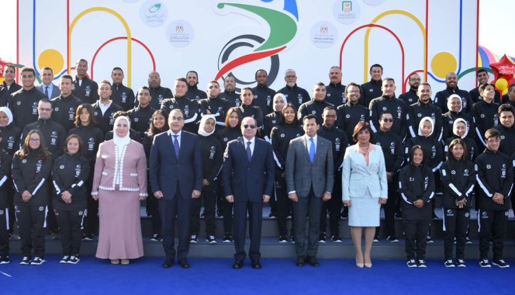 الرئيس السيسي يتوسط المشاركين في احتفالية قادرون باختلاف