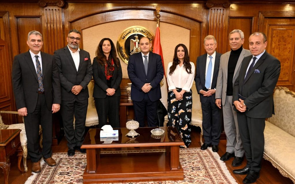 «بيركين إلمر» الأمريكية تدرس تصنيع منتجات طبية في مصر بهدف التصدير للأسواق الإقليمية جانب من الاجتماع
