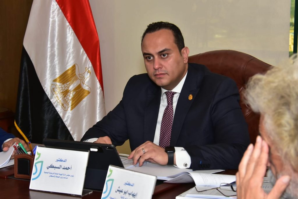 رئيس «الرعاية الصحية»: ندعم الأدوية والأجهزة والمستلزمات الطبية مصرية الصنع لما أثبتته من كفاءة وجودة عالمية الدكتور أحمد السبكي، رئيس الهيئة العامة للرعاية الصحية