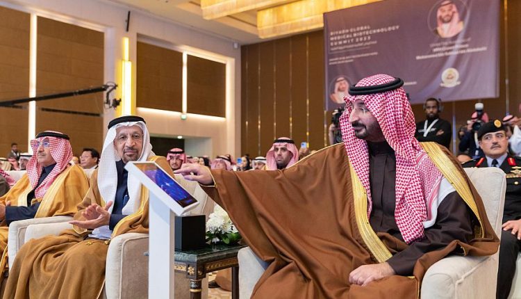 الأمير عبدالله بن بندر بن عبدالعزيز وزير الحرس الوطني يفتتح أعمال القمة