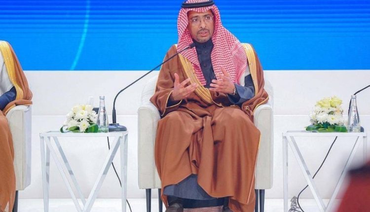 بندر الخريف متحدثا في القمة