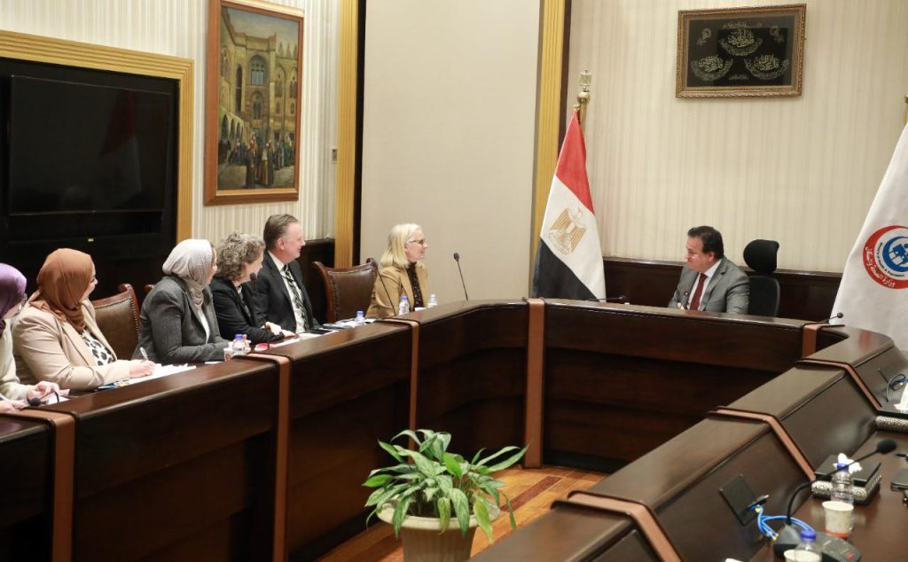 «الصحة» تبحث مع الوكالة الأمريكية للتنمية التعاون في إنجاز مشروعات القطاع الصحي جانب من الاجتماع