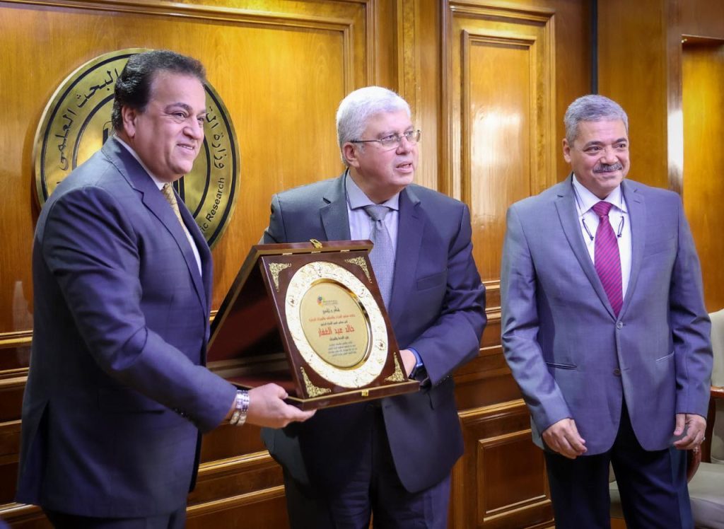 تكريم الدكتور خالد عبد الغفار من مجلس المراكز والهيئات البحثية لجهوده في دعم البحث العلمي جانب من التكريم