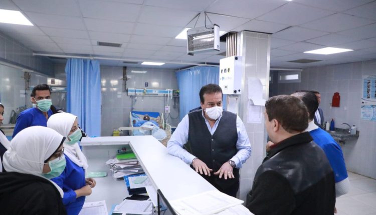 جانب من جولة وزير الصحة