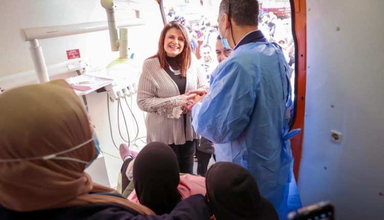 السفيرة سها جندي وزيرة الهجرة تتفقد القافلة الطبية