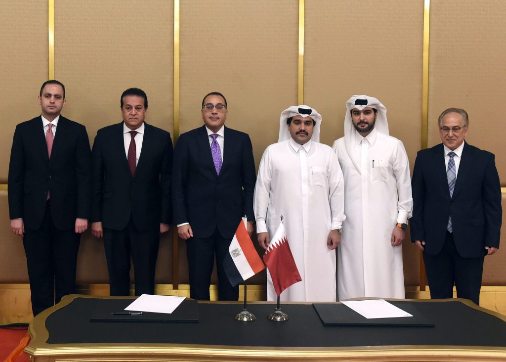 رئيس الوزراء ووزير الصحة يتوسطان رؤساء الشركات القطرية