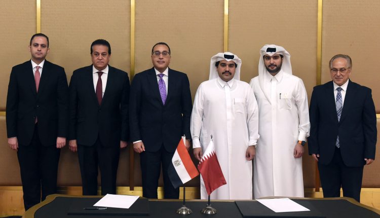 رئيس الوزراء ووزير الصحة يتوسطان رؤساء الشركات القطرية