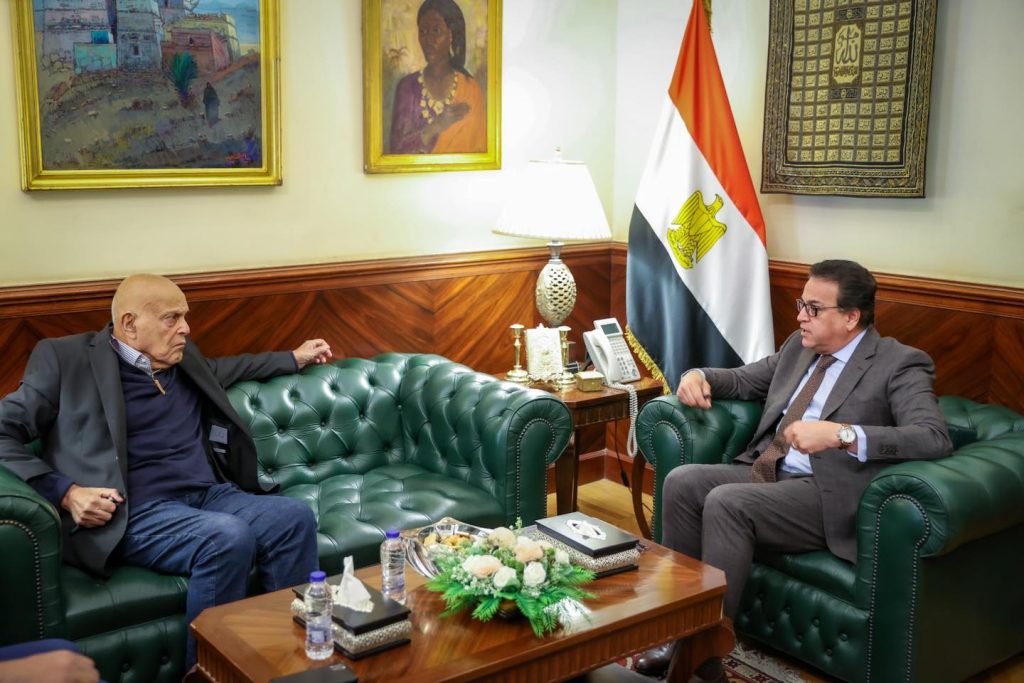 وزير الصحة يستقبل السير مجدي يعقوب لمتابعة مشروع إنشاء مركز طبي متخصص لزراعة الأعضاء وزير الصحة يستقبل السير مجدي يعقوب