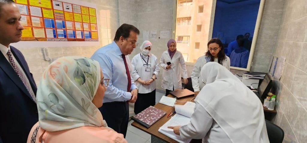 خلال جولة مفاجئة.. وزير الصحة يوجه بالتحقيق مع مسئولي مركز صحة أهالينا ومستشفى السلام التخصصي