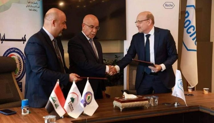 أثناء توقيع مذكرة التفاهم بين روش ووزارة الصحة العراقية