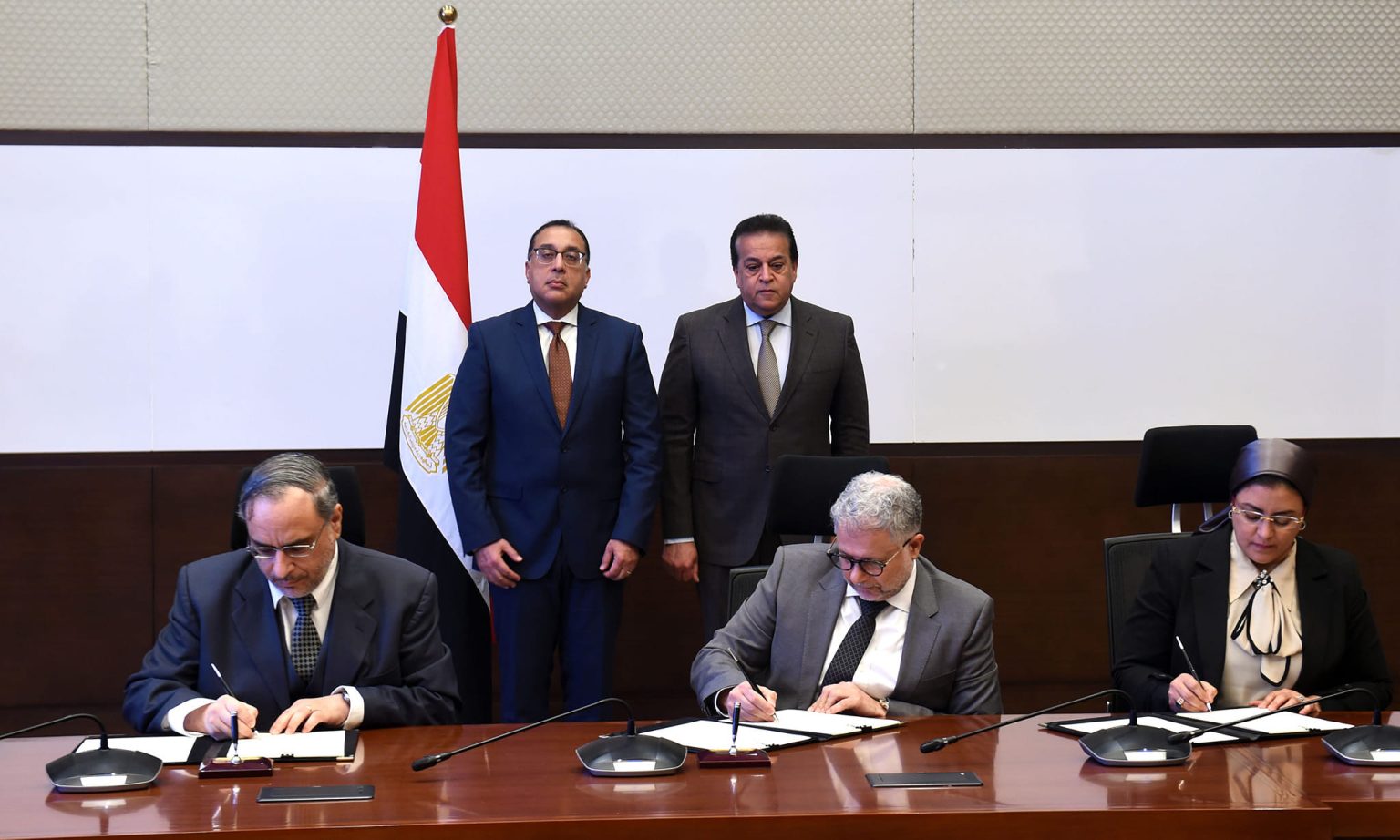 «فاكسيرا» و«سكوب» الإماراتية يوقعان اتفاقية إنشاء شركة لإقامة مصنع السرنجات ذاتية التدمير والمستلزمات الطبية جانب من توقيع الاتفاقية
