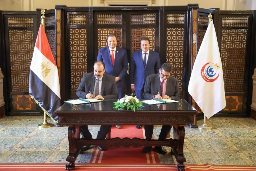 «إدارة المؤسسات العلاجية غير الحكومية والتراخيص» توقع بروتوكول تعاون مع «هيئة الاعتماد والرقابة الصحية» جانب من توقيع بروتوكول التعاون