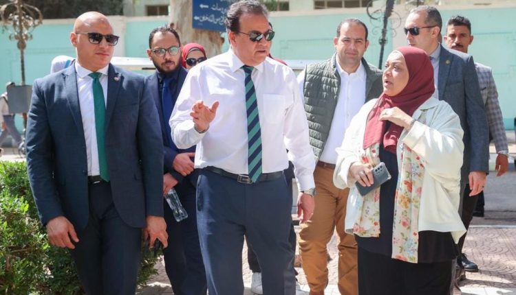 جانب من جولة وزير الصحة