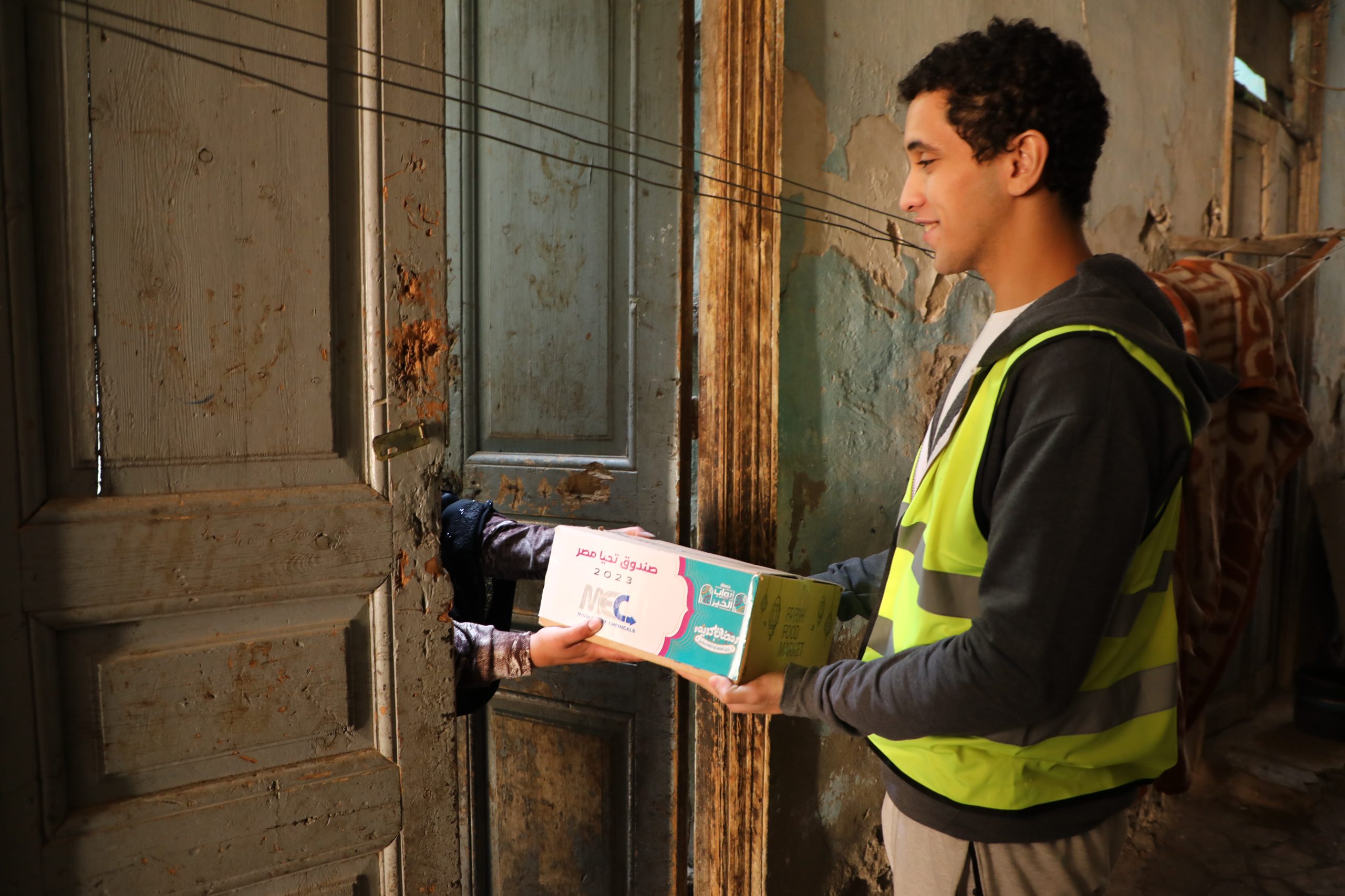 مجموعة حسام عمر توفر 30 ألف كرتونة مواد غذائية للأسر الأولي بالرعاية من خلال صندوق تحيا مصر المتحدة للصيادلة والمتحدة للتجارة والتوزيع والشرق الأوسط للكيماويات توزع 30 ألف كرتونة مواد غذائية للأسرة الأولى بالرعاية في رمضان وزعت الشركة المتحدة للصيادلة، والشركة المتحدة للتجارة والتوزيع، وشركة الشرق الأوسط للكيماويات، المملوكة لمجموعة الدكتور حسام عمر، 30 ألف كرتونة مواد غذائية على الأسر الأولى بالرعاية من خلال صندوق تحيا مصر. يأتي ذلك في إطار المسؤولية المجتمعية لمجموعة الدكتور حسام عمر وحرصها الدائم على مساندة ودعم الفئات الأولى بالرعاية في كافة محافظات الجمهورية بمناسبة شهر رمضان الكريم. وأطلق صندوق تحيا مصر خلال الأيام الماضية، حملة «أبواب الخير» لتوفير المواد الغذائية المتنوعة للأسر الأولى بالرعاية، في شهر رمضان المعظم. مجموعة الدكتور حسام عمر توفر 30 ألف كرتونة مواد غذائية للأسر الأولي بالرعاية من خلال صندوق تحيا مصر 