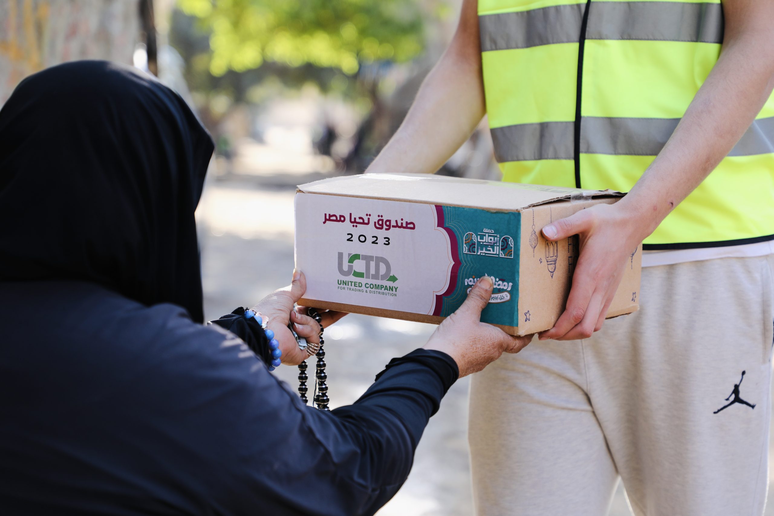 مجموعة الدكتور حسام عمر توفر 30 ألف كرتونة مواد غذائية للأسر الأولي بالرعاية من خلال صندوق تحيا مصر