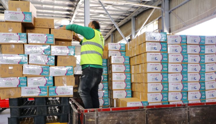مجموعة الدكتور حسام عمر توفر 30 ألف كرتونة مواد غذائية للأسر الأولي بالرعاية من خلال صندوق تحيا مصر