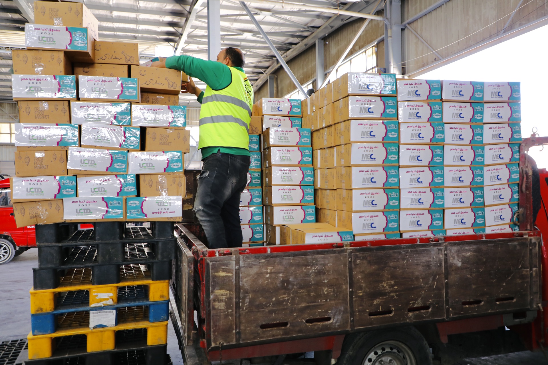 مجموعة الدكتور حسام عمر توفر 30 ألف كرتونة مواد غذائية للأسر الأولي بالرعاية من خلال صندوق تحيا مصر 