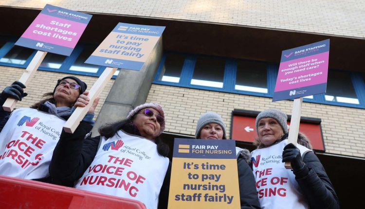 الممرضون البريطانيون يعلنون الإضراب