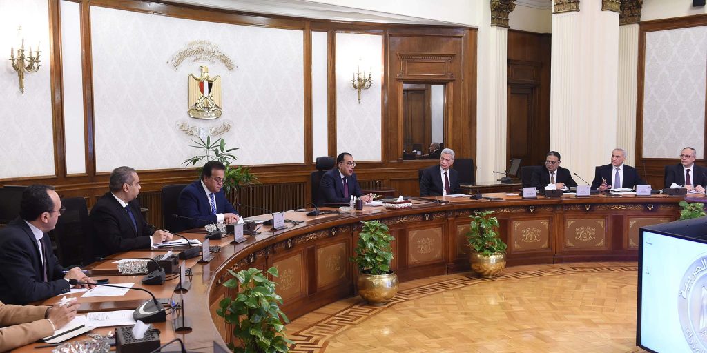 رئيس الوزراء: التوافق مع البنك المركزى على توفير التمويل اللازم للأدوية المطلوبة جانب من الاجتماع