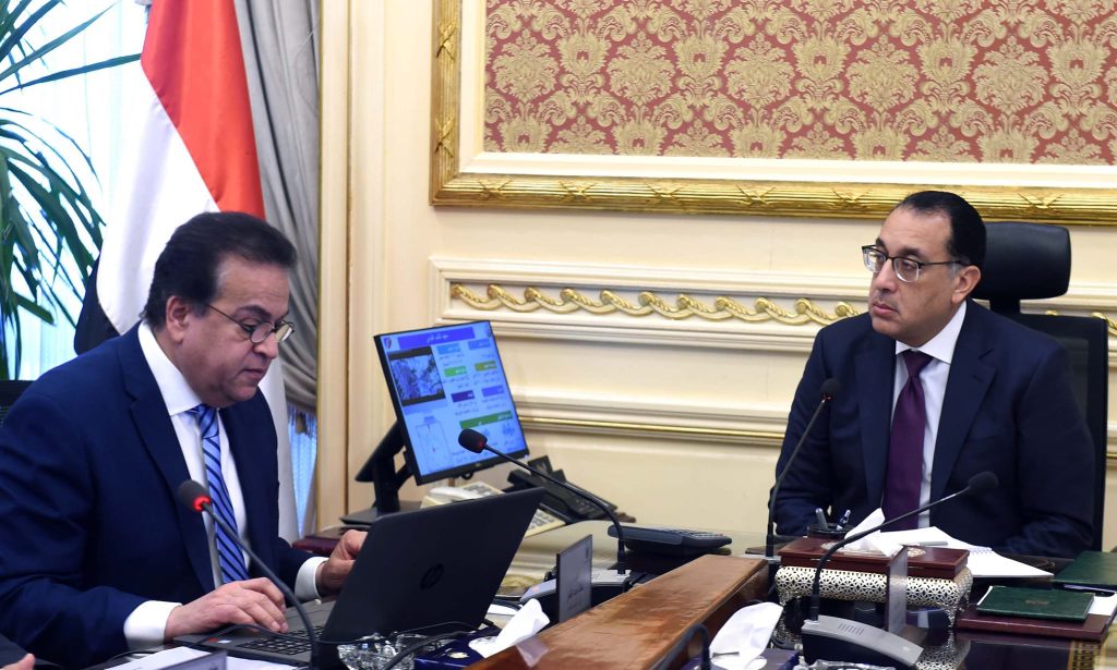 رئيس الوزراء: نعتزم تنفيذ العديد من المشروعات القومية الجديدة فى قطاع الصحة جانب من الاجتماع