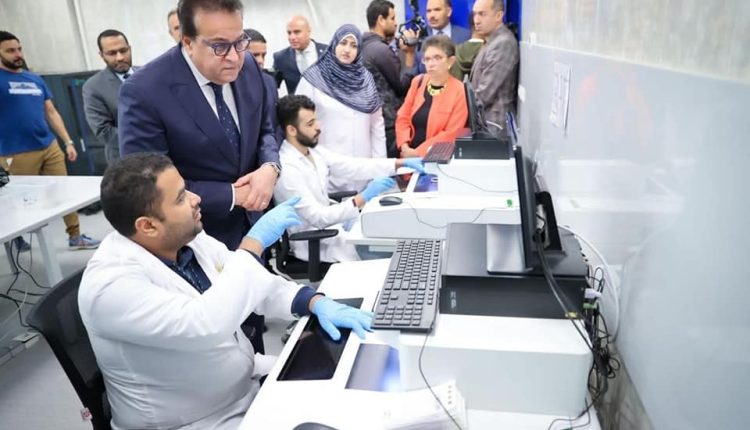 وزير الصحة خلال الجولة