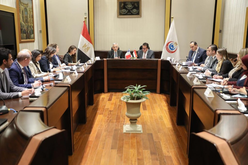 وزير الصحة يناقش إطلاق مشروع تبادل الخبرات الفرنسية بمنظومة التأمين الصحي الشامل جانب من الاجتماع