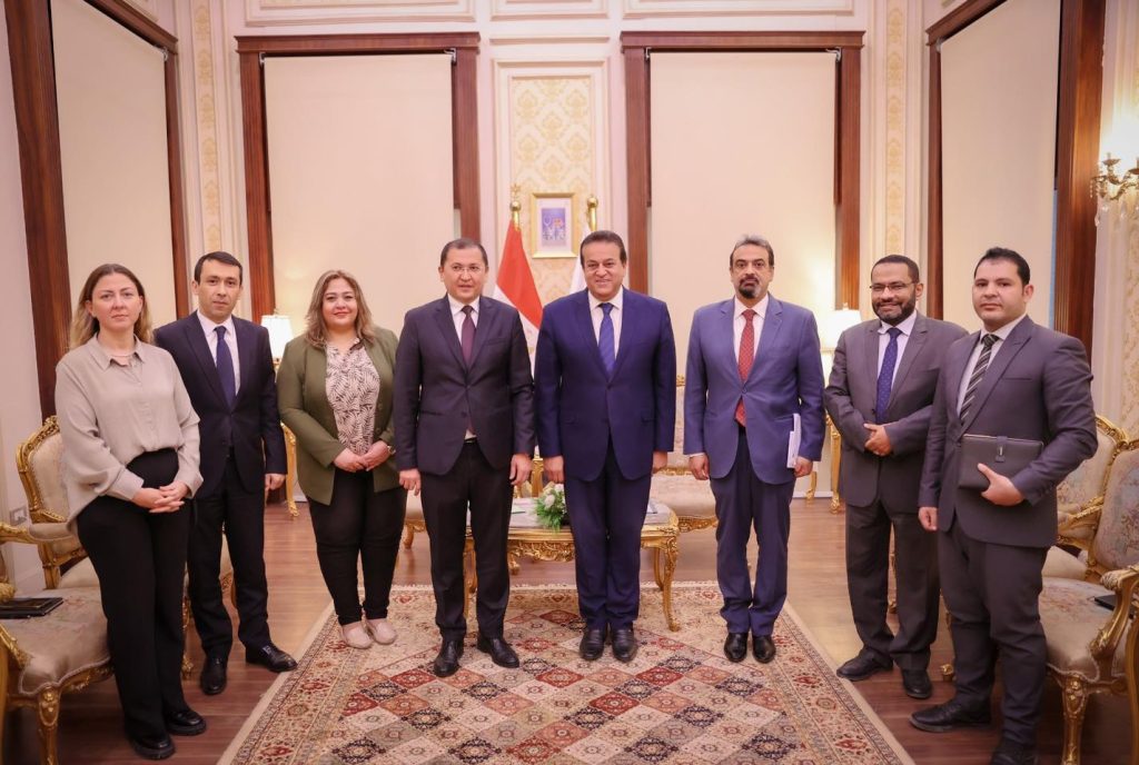 وزير الصحة يناقش مع سفير أوزبكستان تعميق التعاون بين البلدين في مكافحة الفيروسات الكبدية جانب من الاجتماع