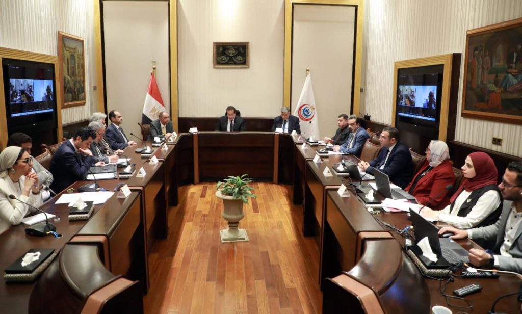 وزير الصحة: انتهاء صرف جميع المستحقات المالية الخاصة بصندوق التعويض عن مخاطر المهن الطبية جانب من الاجتماع