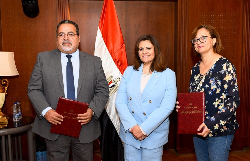 «الهجرة» و«مصر بلا مرض» توقعان بروتوكول لتقديم أطبائنا بالخارج خدمات صحية للقرى الأكثر احتياجا جانب من توقيع بروتوكول التعاون