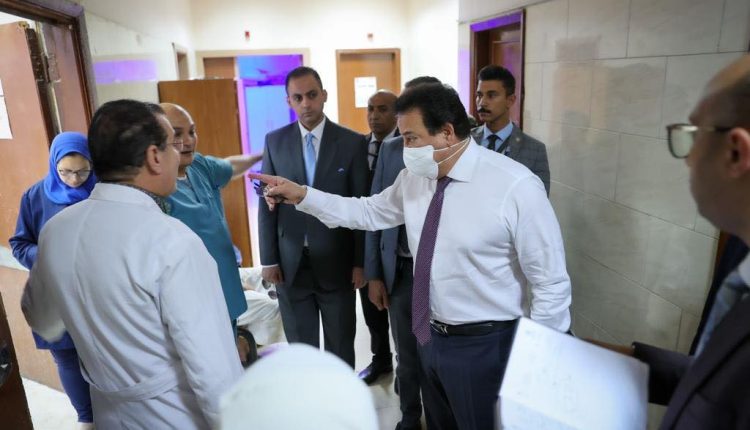 جانب من جولة وزير الصحة