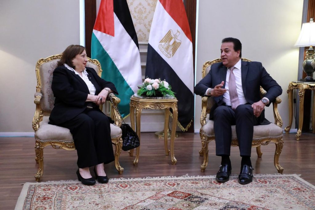 وزير الصحة: توفير الأمصال واللقاحات والأجهزة والأدوات الطبية الحديثة للشعب الفلسطيني جانب من اللقاء