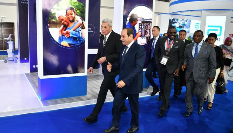 الرئيس السيسي يصاحبه رئيس هيئة الشراء الموحد خلال فعاليات المعرض