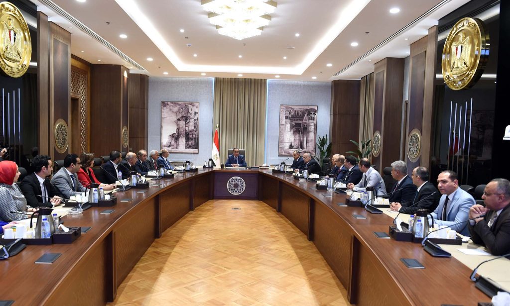 رئيس الوزراء يصدر قراراً بإعادة تشكيل اللجنة الطبية العليا والاستغاثات جانب من الاجتماع