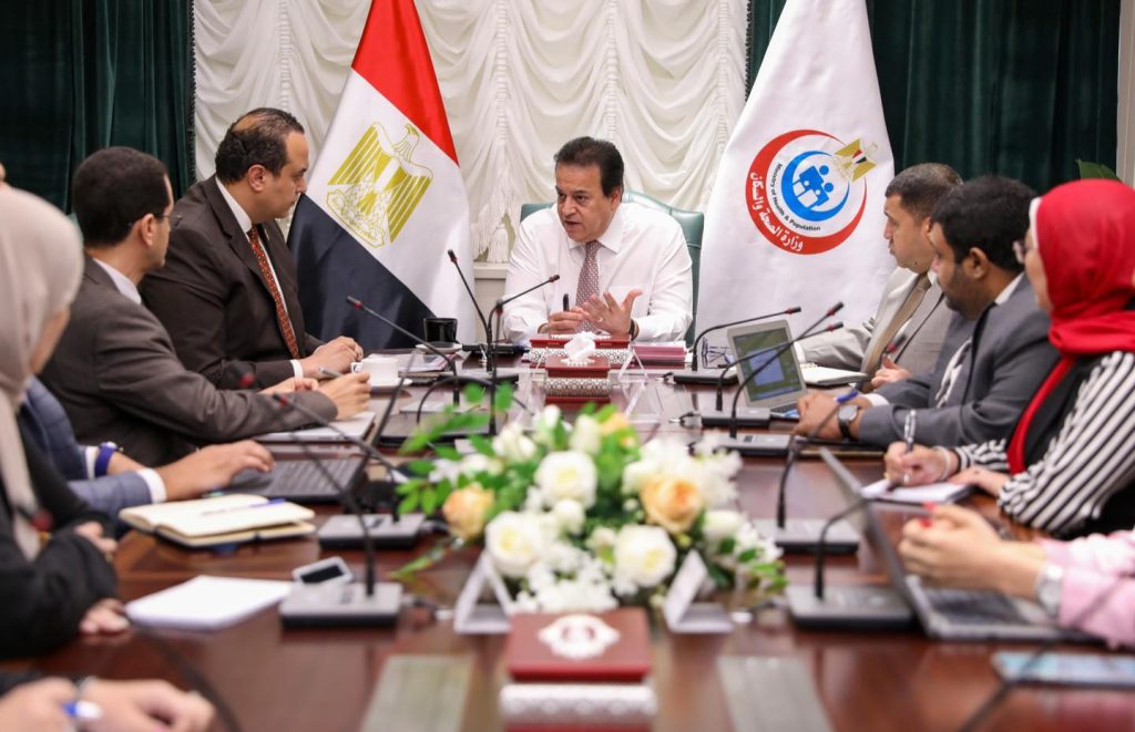 وزير الصحة يوجه بسرعة الإنتهاء من أعمال الإنشاء والتطوير لوحدات «حياة كريمة» جانب من الاجتماع