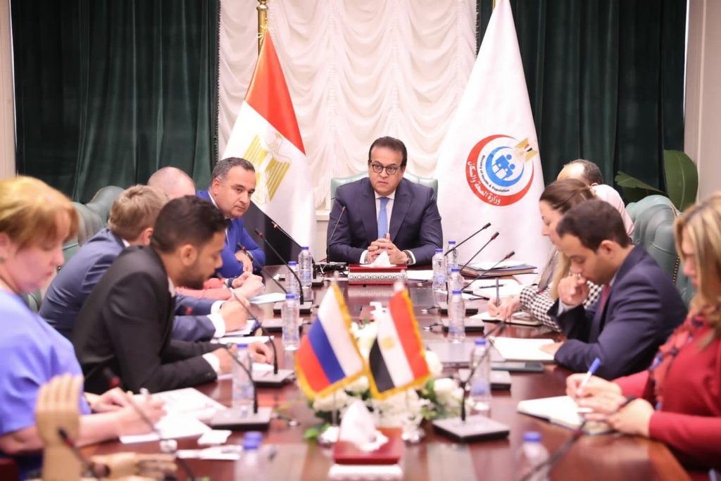 وزير الصحة يبحث مع وفد روسي التعاون بمجال الصناعات الدوائية وإنشاء مصنع للأجهزة الطبية جانب من الاجتماع