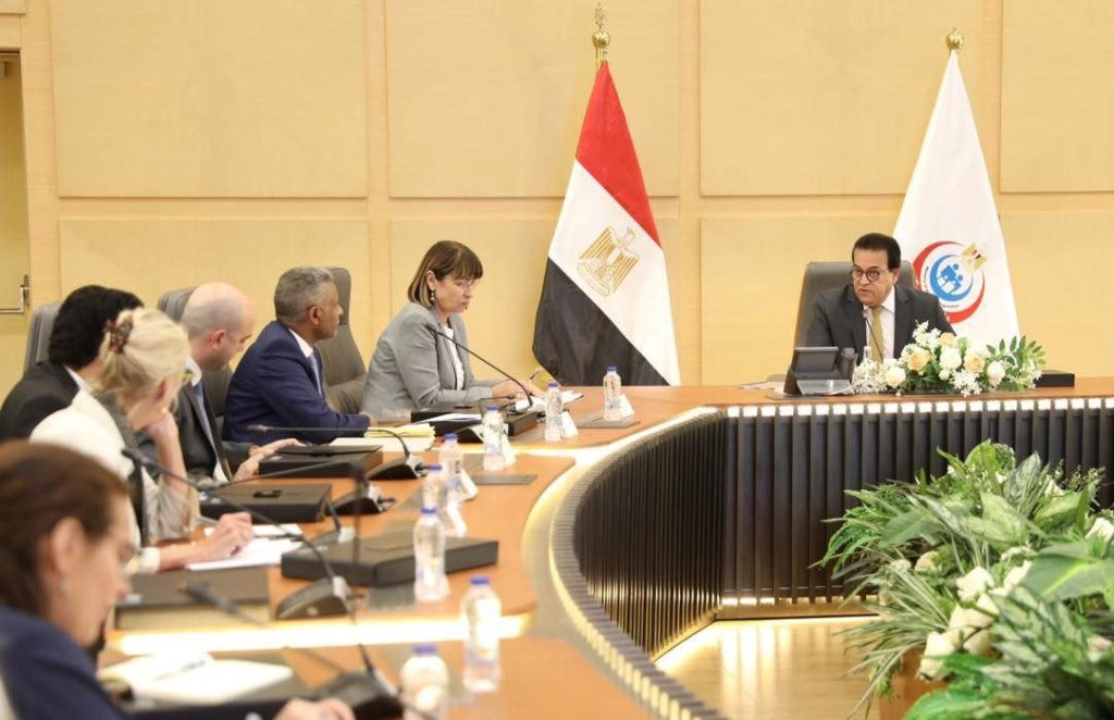 وزير الصحة يستقبل منسق الأمم المتحدة لتبادل الرؤى والأفكار بشأن ضبط معدلات النمو السكاني جانب من الاجتماع
