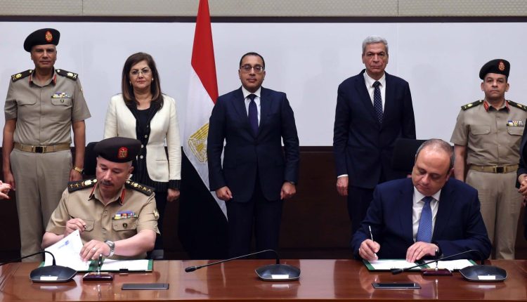 جانب من التوقيع