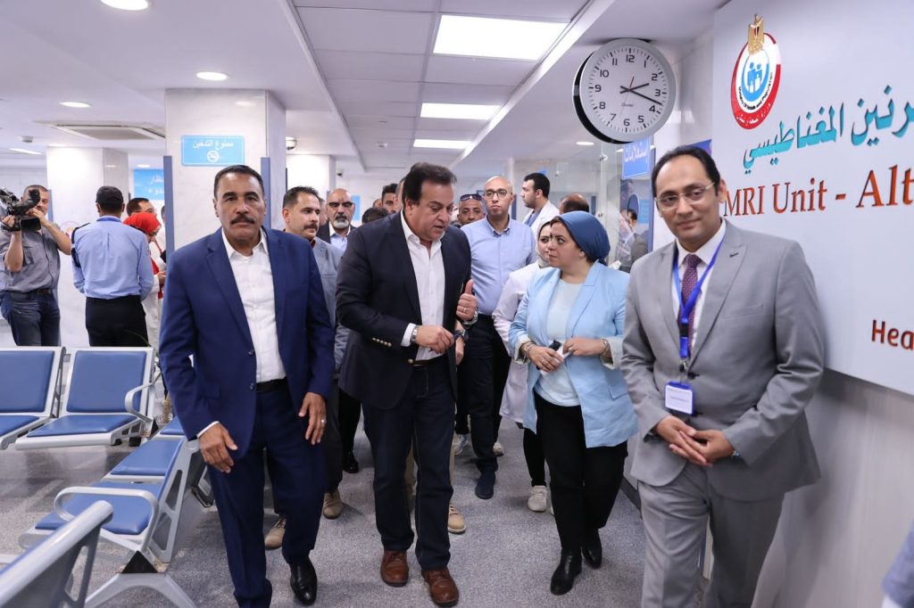 وزير الصحة يُشيد بجودة العمل ويوجه بصرف مكافأة شهر للعاملين بمستشفى العلمين النموذجي جانب من الزيارة