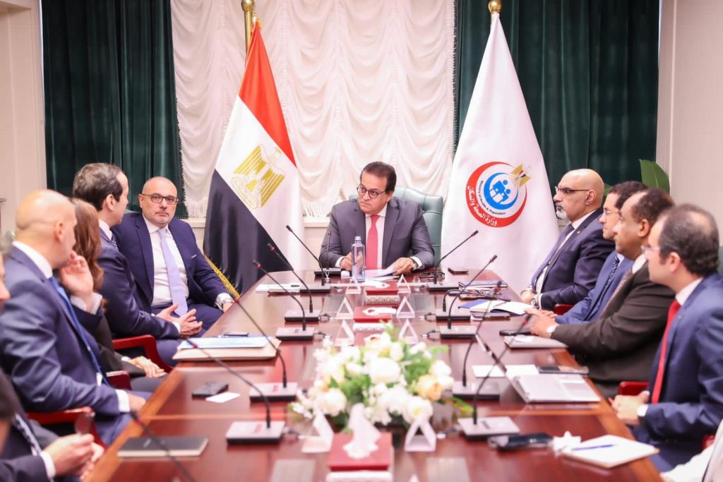وزير الصحة يعقد اجتماعاً مع «أبوت» لبحث توطين صناعة الأدوية والمستلزمات الطبية في مصر جانب من اللقاء
