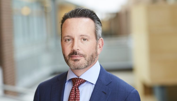 برنت سوندرز الرئيس التنفيذي لشركة باوش + لومب