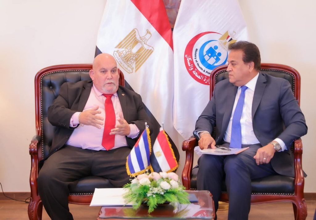 وزير الصحة يستقبل السفير الكوبي لدى مصر لبحث تعزيز التعاون في مختلف المجالات الصحية جانب من الاجتماع