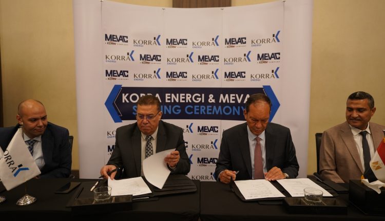 جانب من توقيع العقد