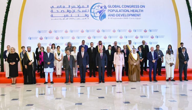 الرئيس السيسي يتوسط القيادات المشاركة بالمؤتمر