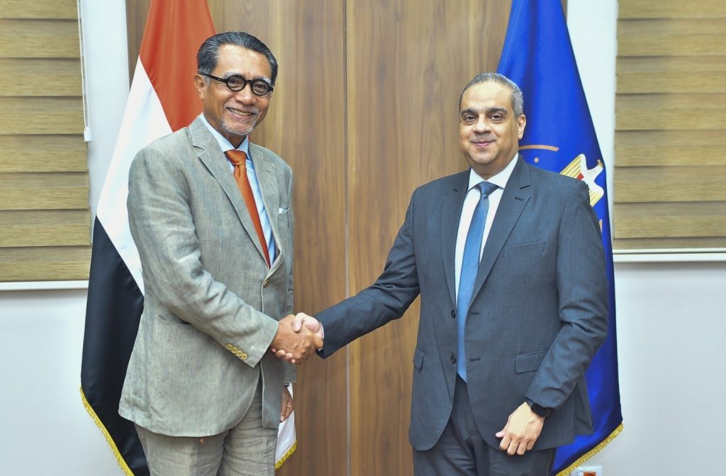 رئيس هيئة الدواء يبحث مع سفير إندونيسيا لدى مصر سُبل التعاون فى المجال الدوائي بين البلدين جانب من اللقاء