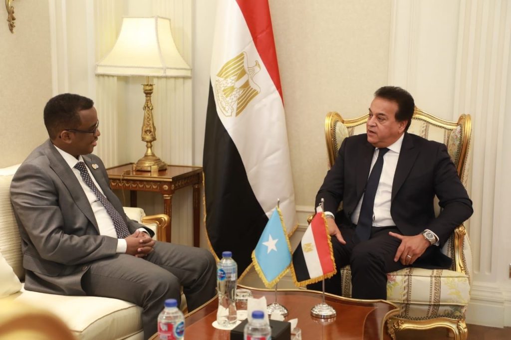 وزير الصحة يستقبل وزير العمل الصومالي لبحث التعاون المستقبلي في مجالات الصحة والسكان جانب من اللقاء