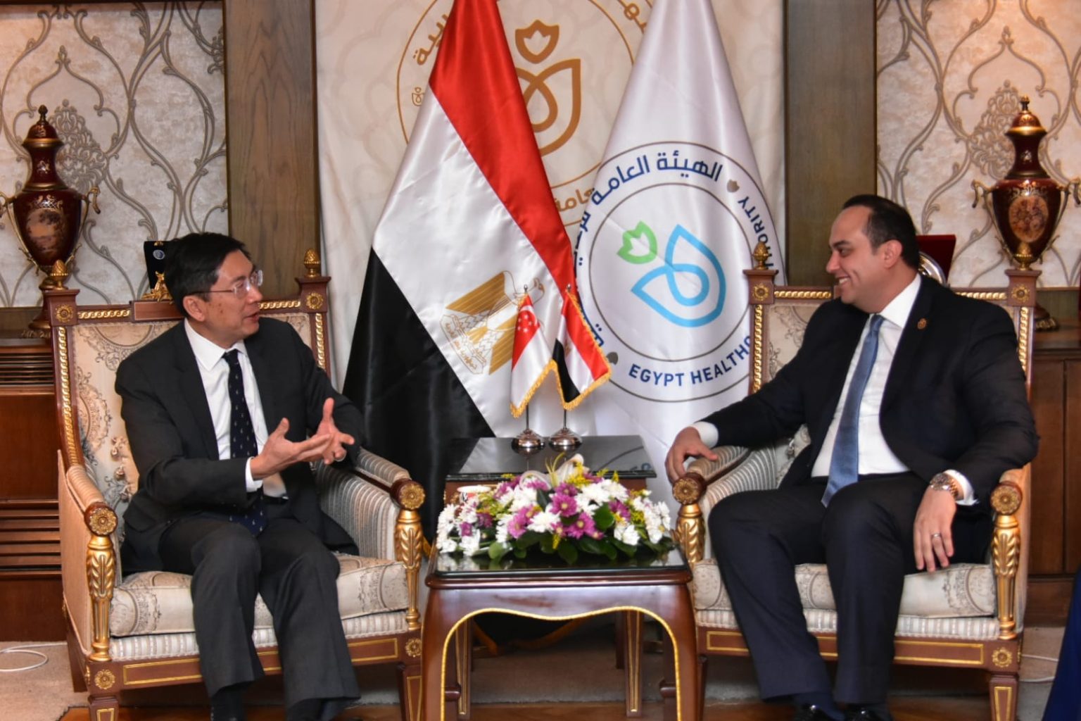 رئيس هيئة الرعاية الصحية يبحث مع سفير سنغافورة تعزيز التعاون في مجالات الرعاية الطبية المتقدمة جانب من اللقاء