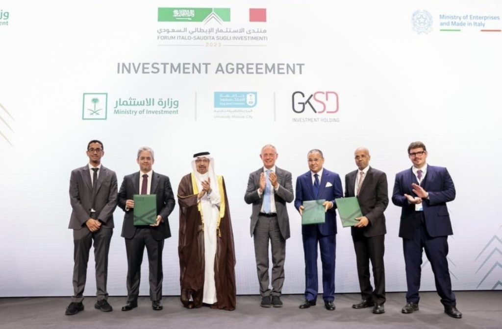 السعودية وإيطاليا توقعان اتفاقية استثمارية في قطاع الرعاية الصحية بقيمة مليار ريال جانب من توقيع الاتفاقية