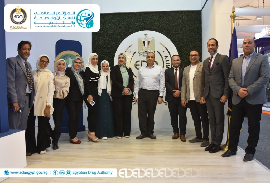 رئيس هيئة الدواء يتفقد جناح العرض الخاص بالهيئة في المؤتمر العالمي للسكان والصحة والتنمية رئيس هيئة الدواء خلال الزيارة