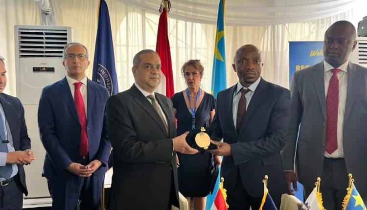 رئيس هيئة الدواء خلال فعاليات المعرض